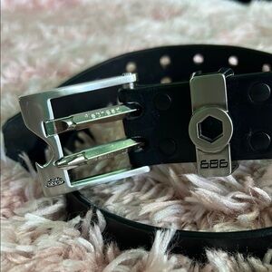 686 Snowboard belt with 4 tools.